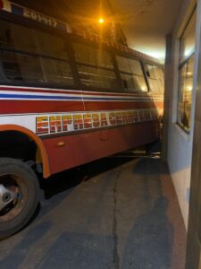 Video: colectivo sin frenos choca contra un bar en Luque