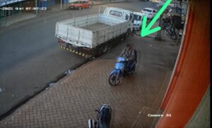 Cámaras captan robo de motocicleta en pleno día en Pedro Juan Caballero