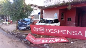 Conductor alcoholizado se lleva por delante un automóvil estacionado y destruye fachada de despensa en PJC