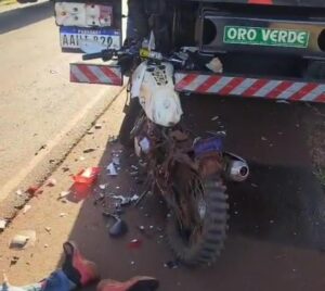 Motociclista fallece en brutal choque contra camión en Pedro Juan Caballero