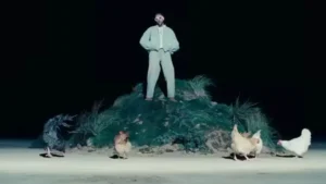 Bad Bunny está siendo criticado por usar gallinas vivas en sus shows