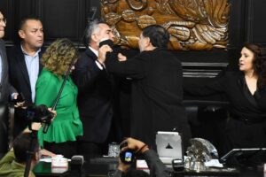Alito Moreno y Garardo Fernández Noroña agarran empujando y golpeando una casa de calificación después de Rifiry