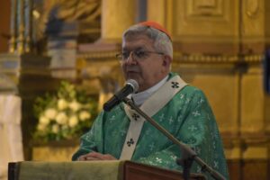 Cardenal insta a los jóvenes a servir a los pobres, ser empáticos y a no convertir al hombre en mercancía