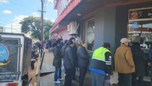 Comercial de Luque vendió carne a mitad de precio y la fila doblaba la cuadra