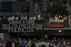 El gobierno de Venezuzuluela libera a 13 prisioneros políticos