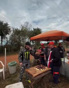El piloto Oliver Solberg “se enamoró” del asado paraguayo