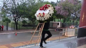 Llegan las primeras coronas de flores al Congreso para homenaje a diputado Rodríguez