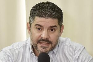 Ponen en duda renuncia de Nenecho y piden destituirlo: “Que le caiga el peso de la ley”