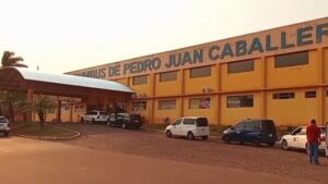 Taxistas locales y conductores de aplicativo de Brasil se agarran a los puños en Pedro Juan Caballero