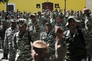 Venezuela promueve su presencia militar a una Colombia
