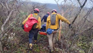 Video: así bomberos rescataron el cuerpo de Benoit desde el difícil terreno del Chaco