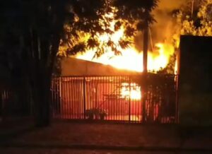 Cortocircuito provoca un incendio que destruye una casa en Pedro Juan Caballero