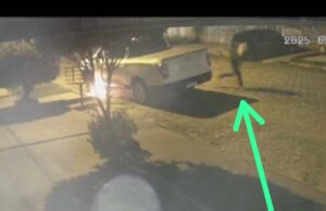 Graban a un encapuchado intentando incendiar una camioneta en PJC