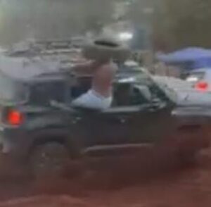 Mujer es rescatada tras volcar una camioneta en exhibición de jeeps en Capitán Bado