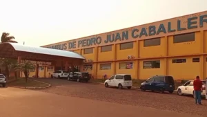 Taxistas locales y conductores de aplicativo de Brasil se agarran a los puños en Pedro Juan Caballero