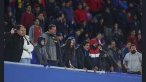 ¡Prefe azulgrana despidió con botellazos a Diego Martínez!
