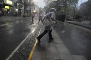 Alerta de tormentas persiste en 13 departamentos para esta tarde