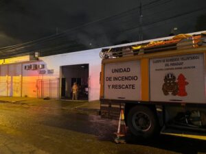 Bomberos controlan un principio de incendio en un depósito de Asunción
