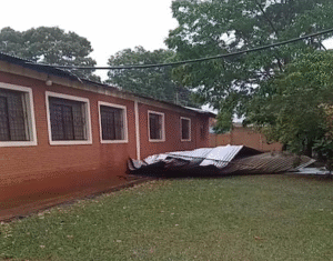 Temporal destecha el pabellón de una escuela en Pedro Juan Caballero