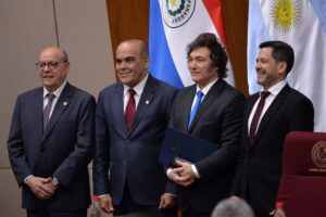 El cartista Latorre apaña la censura permitiendo patoteadas