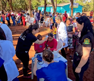 Futuros médicos de la UCP atienden a la comunidad Tavamboae en Zanja Pytã