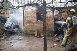 Incendio destruye vivienda en Carapeguá: dos ocupantes lograron escapar ilesos