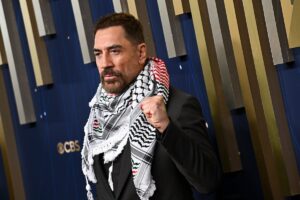 Javier Backem, con un pañuelo palestino en Emmy: «Tienes que decir más rápido, matando gente en Gaza» | Audiencia