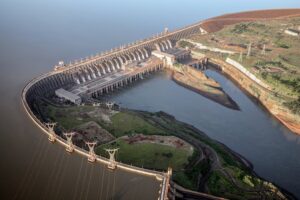 La tasa de uso local de la energía de las binacionales pasa apenas el 30%