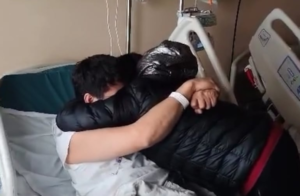 Video: el emotivo abrazo del único sobreviviente del naufragio en Chile con su madre