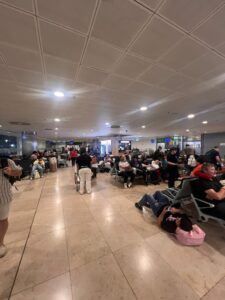 Video: tensión en aeropuerto de Madrid, paraguayos denuncian retrasos y exigen respuestas