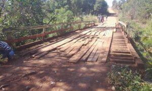 PJC: Pobladores de un asentamiento siguen utilizando un puente en deplorable estado