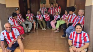Abuelitos del Hogar Santa Ana de PJC festejan con euforia el regreso de Paraguay al Mundial