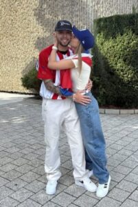 ¡Enciso y su doña en “modo albirrojo”!