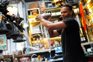 De las bebidas de la cantina en Crank, Brandy obtiene una bebida elegante.