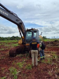 Detienen a un hombre e incautan su retroexcavadora en el este por delitos ambientales