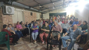 Jubilados de Tebicuary llegan a acuerdo con el Gobernador de Guairá y levantan protesta por cambio de directora
