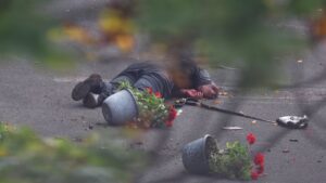 La policía rompe, que todavía vivió, y todavía está vivo: cualquiera de los