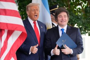 Las cualidades de Trump ayudan a Milei en los juicios de los juicios