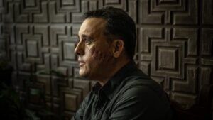 Maurico Hoyos: «Hay que acabar con el mito de los soldados que matan. Somos nosotros los que matamos a cientos de miles al día»
