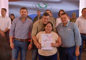 Peña entregó los primeros títulos de propiedad a familias asentadas en Marina Cué