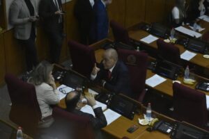 Senado invita a “tomar café” al ministro Riera y al comandante de la Policía