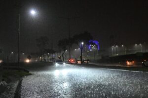 Tormentas, vientos fuertes y frente frío marcan la madrugada del domingo