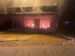 Video: incendio de gran magnitud consume taller de motos en Limpio