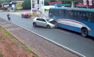 Video: violento choque frontal en Areguá