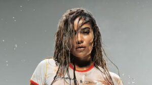 Karol G lanza una línea de ropa basada en ‘Tropicoqueta’ – Estación 40