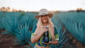 Karol G presenta su tequila “200 Copas” – Estación 40