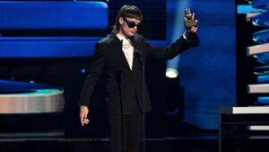 Peso Pluma recibió el Premio Vanguardia en los Latin Billboard – Estación 40