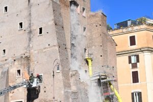 Cae parte de la torre medieval colieval, en el Foro de Roma | Universal