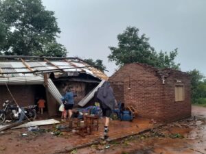 Estragos por temporal en Guairá: adolescente herida, vivienda destechada, animales muertos y daño a la infraestructura pública