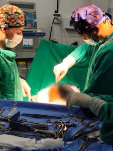 Exitosa cirugía: extirpan tumor de 8 kilos a una joven en Concepción